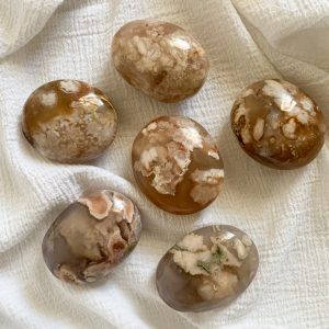 Flower agate palm stone for liberation from fear