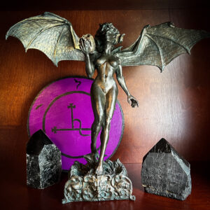 Winged Lilith statue by Dellamorta